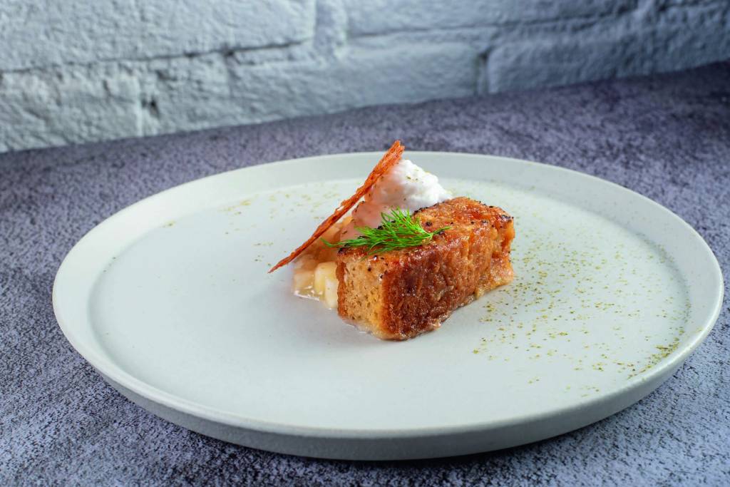 Tau Cozinha Bolo em cima de prato branco