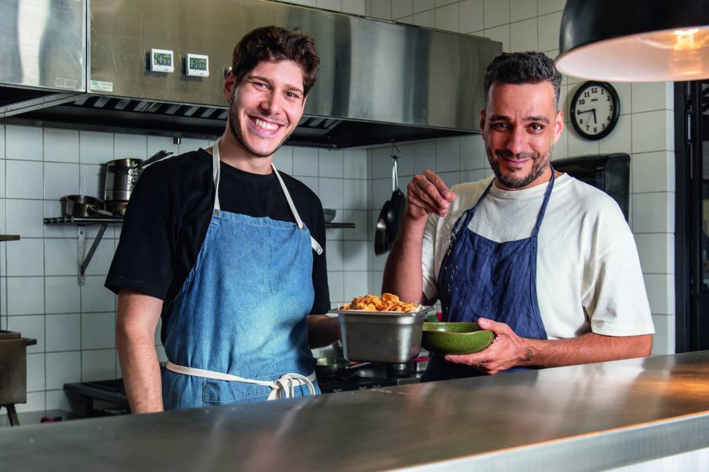 Tau Cozinha Dois homens olhando para a foto e sorrindo