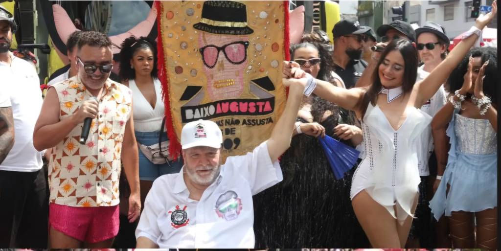 Homem joga lata de cerveja em Marcelo Rubens Paiva em bloco de São Paulo