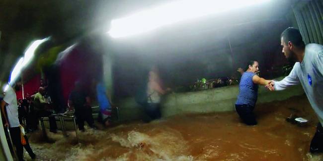 alagamento Estação Jardim São Paulo alagada: passageiros se seguram uns aos outros