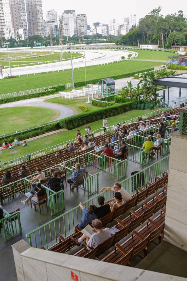 0036 Joquey Club Tribunas Com Publico .jpg jockey-club-corridas-turfe