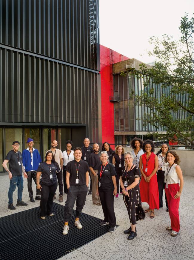 Comoção interna geral: equipes em celebração do novo prédio do Masp