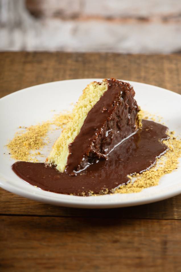 Balcone: bolo de pistache com calda de avelã Balcone: bolo de pistache com calda de avelã