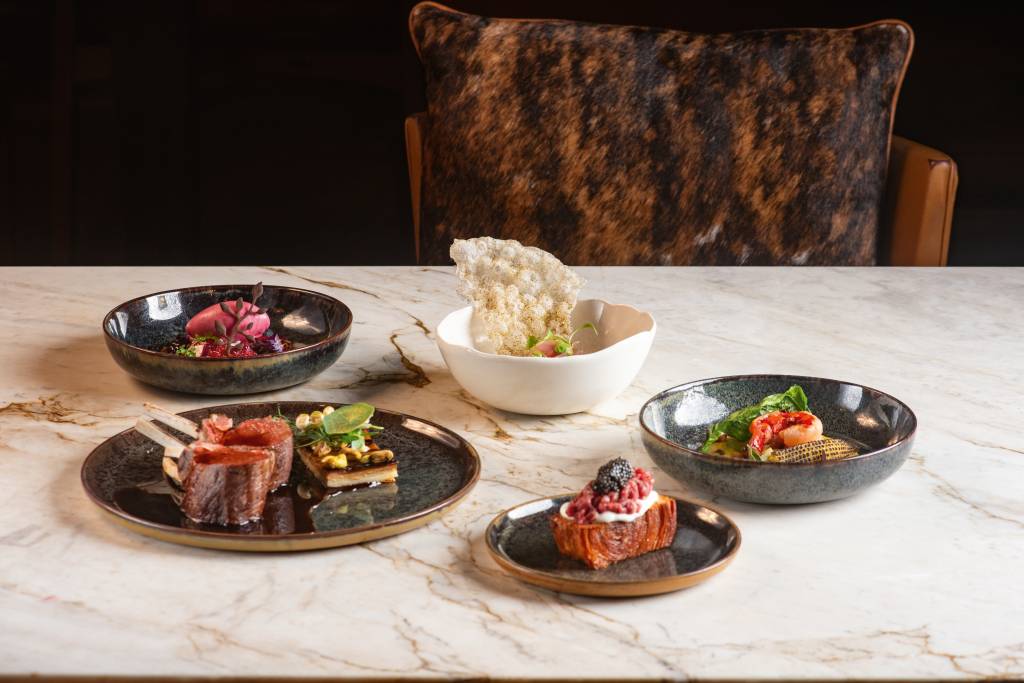 Com jeito de cabana suíça, Blaise é o restaurante sofisticado do Rosewood