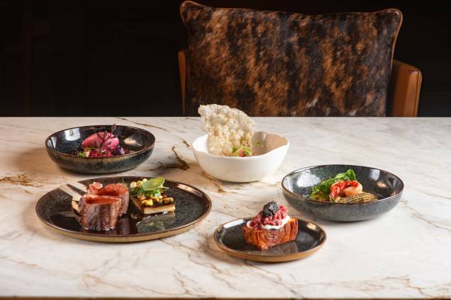 Blaise: sorbet de jabuticaba, crudo de atum, camarão carabineiro, tostada com caviar e cordeiro com tarte tatin de alho-poró Blaise: sorbet de jabuticaba, crudo de atum, camarão carabineiro, tostada com caviar e cordeiro com tarte tatin de alho-poró