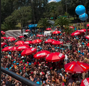 Carnalau Lauana Prado Multidão em frente ao Parque do Ibirapuera no Carnalau