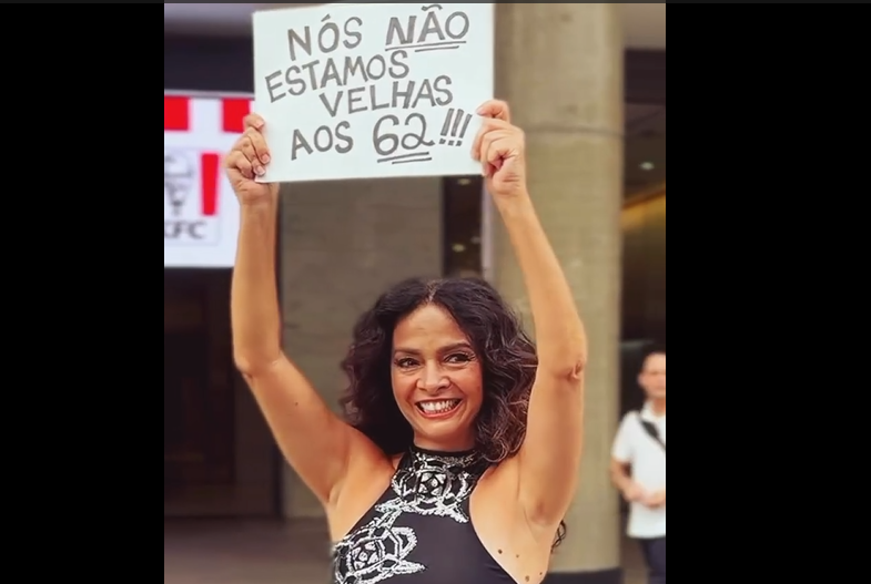 Claudia Ohana faz protesto contra o etarismo na Avenida Paulista