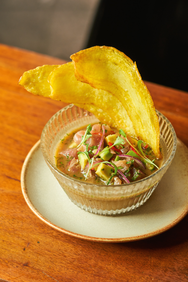 Ceviche de atum com avocado, tucupi, shoyu e chips de mandioquinha_Cuia_Créditos_ Laís Acsa.jpg Ceviche no pote transparente em cima de mesa de madeira