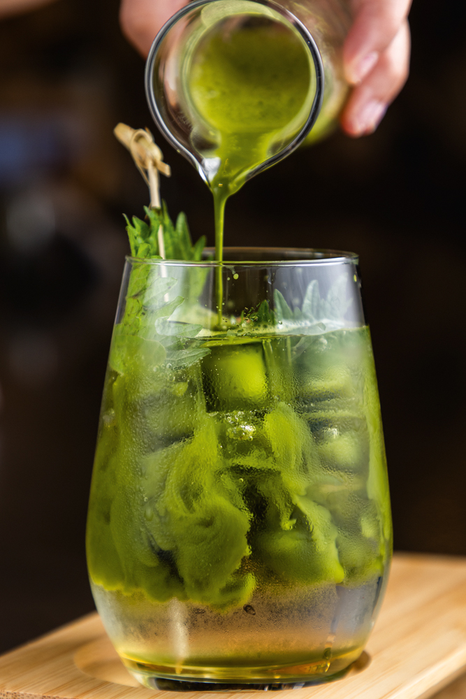 midori fizz matchá _ Aizomê Café Bebida verde com matcha em copo com gelo