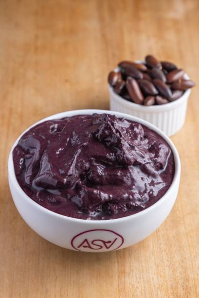 ASA Açaí: tigela com açaí puro e porção de baru ao fundo ASA Açaí: tigela com açaí puro e porção de baru ao fundo