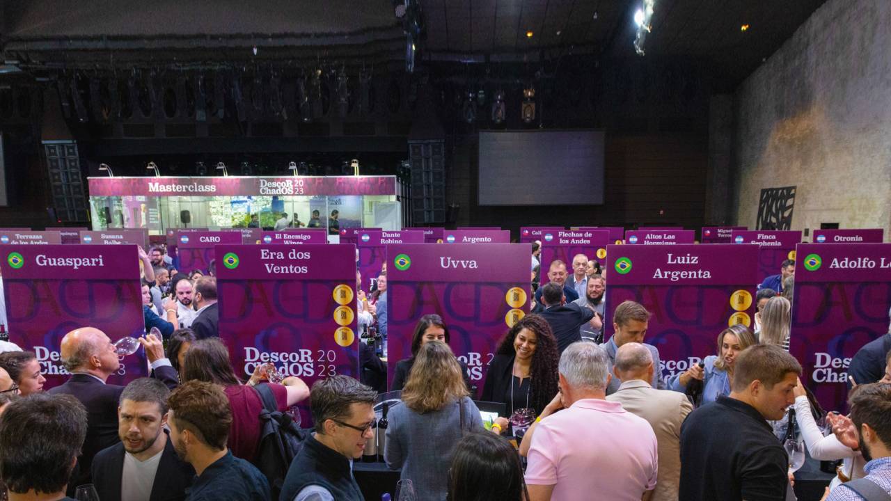 Pessoas em uma feira de vinhos em pé