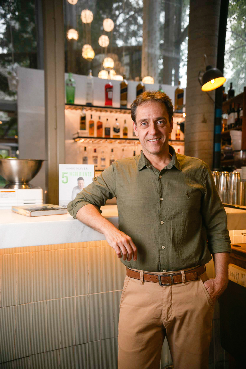 JAMIE OLVER KITCHEN – Che Lisandro Lauretti (5).jpg.jpg Homem olhando para a foto e sorrindo