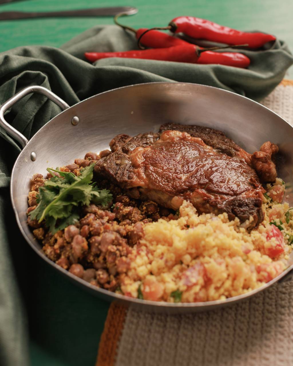 JMataruna_JBRILHANTE_011.jpg Prato de alumínio com carnes e acompanhamentos
