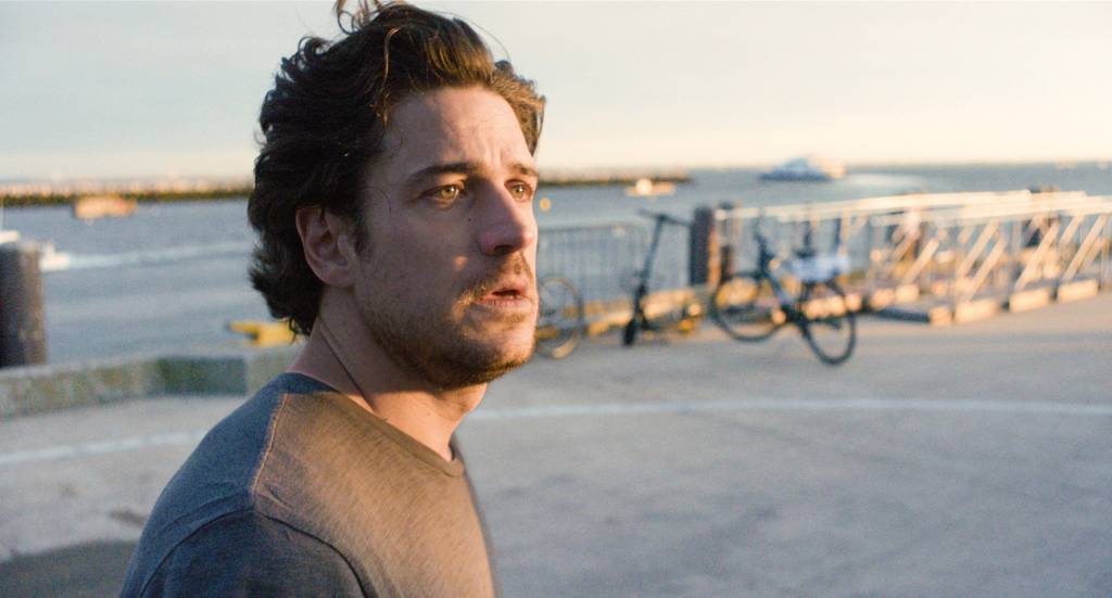 Marco Pigossi brilha em papel de imigrante gay nos EUA em ‘Maré Alta’