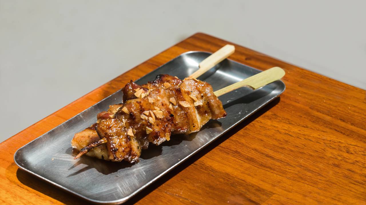 Moo sam chan ping: espeto do Ping Yang Thai Bar & Food