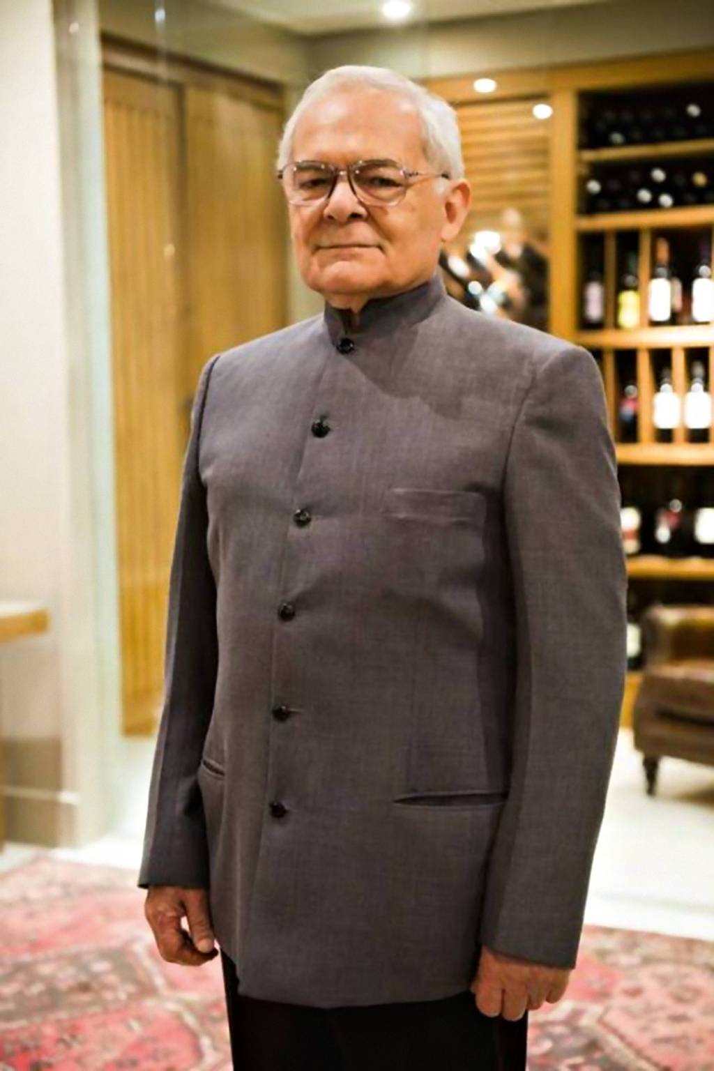 Othon Bastos Ellen Soares-RedeGlobo-Divulgacao (2).jpg Homem grisalho posa com roupa de mordomo