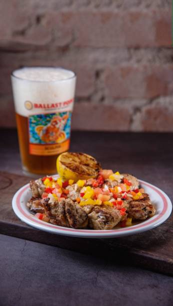 Mollejas com salsacriolla, pimentão e limão-siciliano tostado Mollejas com salsacriolla, pimentão e limão-siciliano tostado