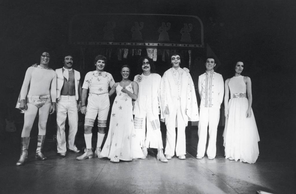 SP ELIS FALSO BRILHANTE Elis Regina e CEsar Camargo Mariano, com seus mUsicos, no show _Falso Brilhante_.jpg Elis com os músicos do espetáculo 'Falso Brilhante', em 1976: longa temporada no Teatro Bandeirantes