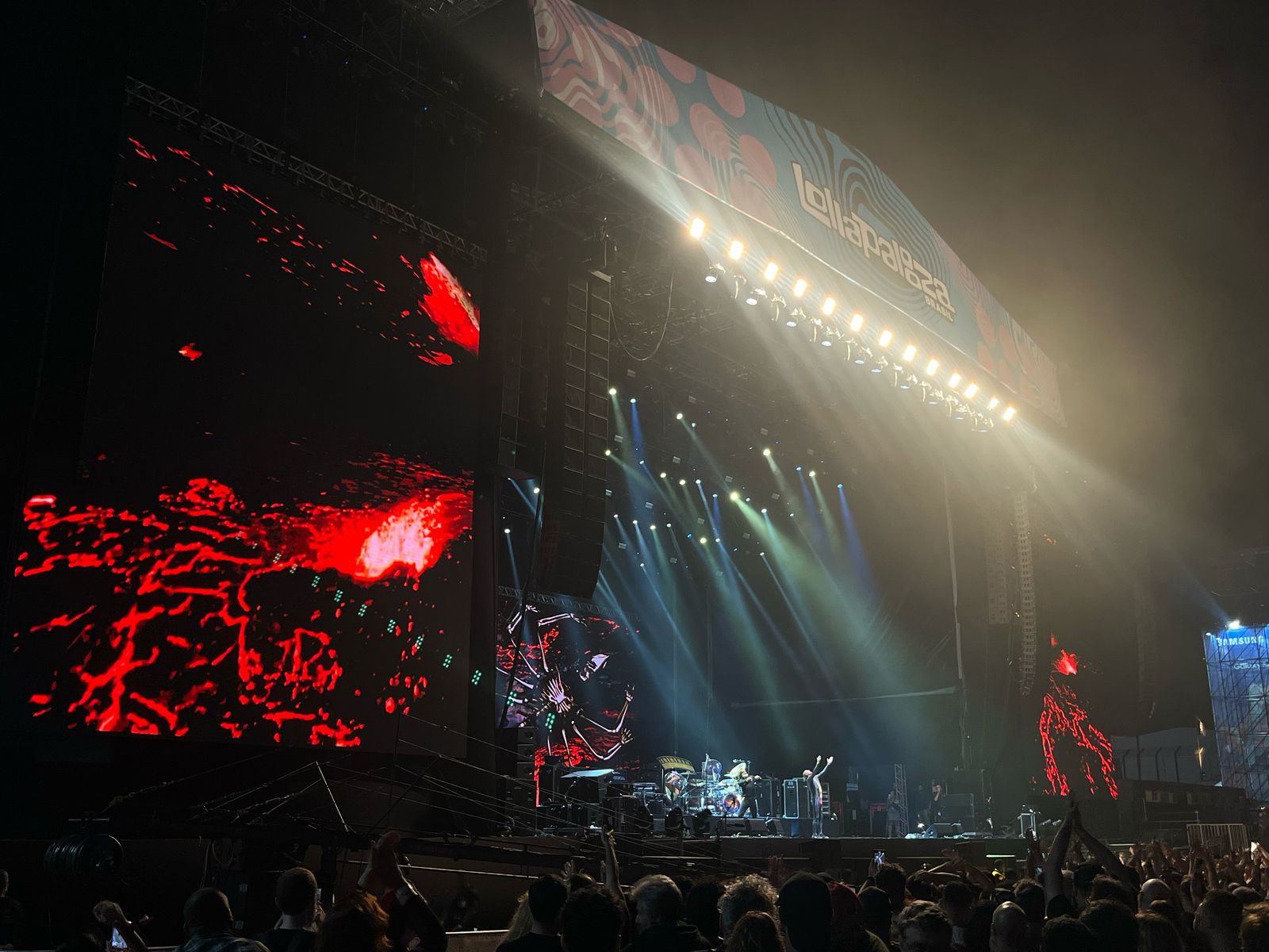 Headliner com o menor público na plateia, Tool faz um dos melhores shows do Lollapalooza 2025