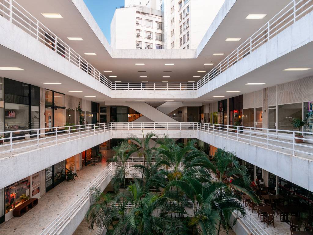 Galeria Metrópole recebe exposição de cadeiras brasileiras