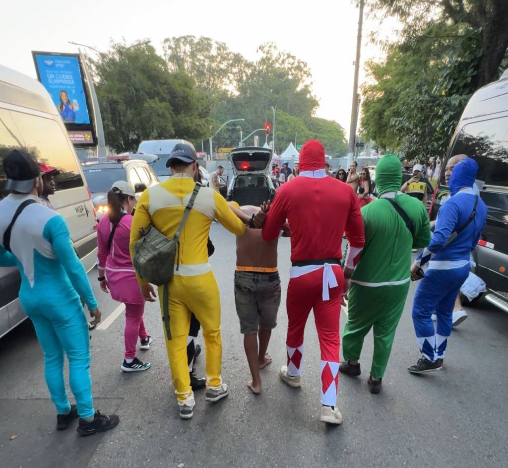 Fantasiados de Power Rangers, PMs prendem ladrão de celulares em bloco de SP