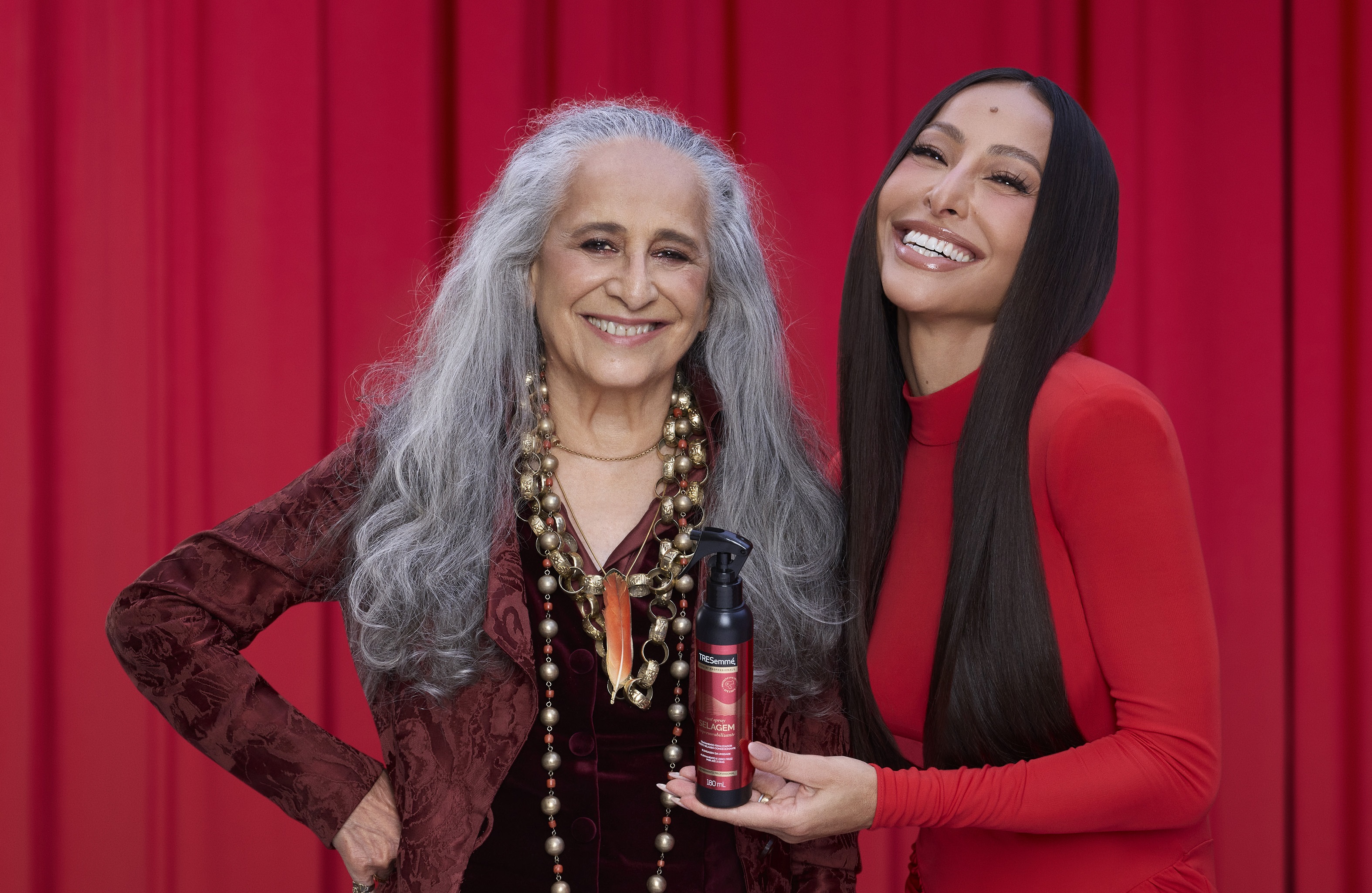 Maria Bethânia protagoniza campanha ao lado de Sabrina Sato