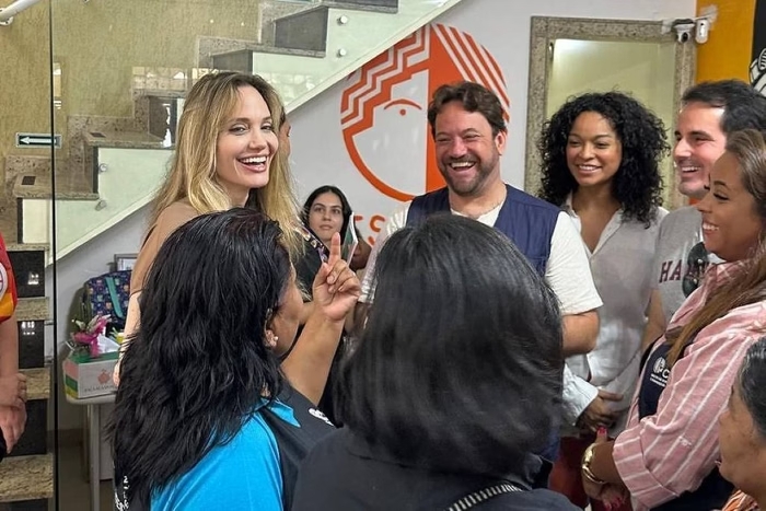 Angelina Jolie conversa com lideranças migrantes em ONG no Tatuapé