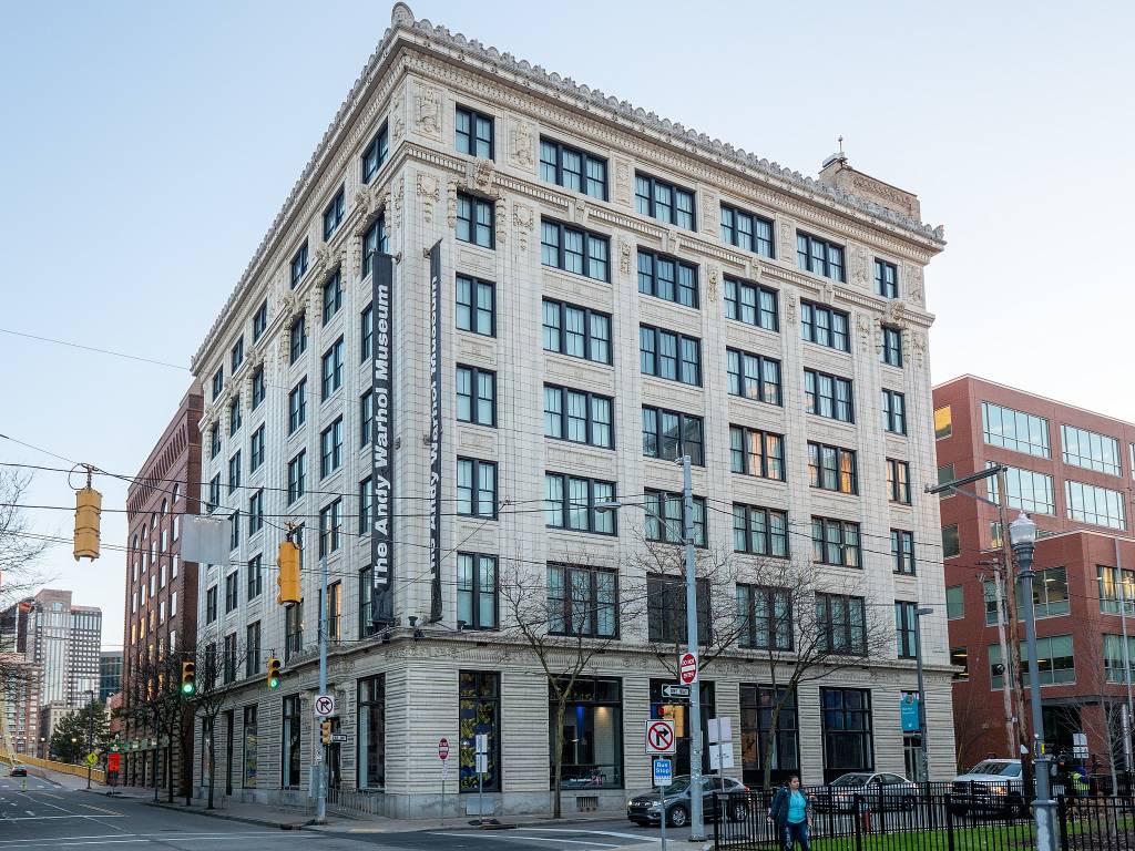 Confira números impressionantes de coleção de Andy Warhol que chega a SP