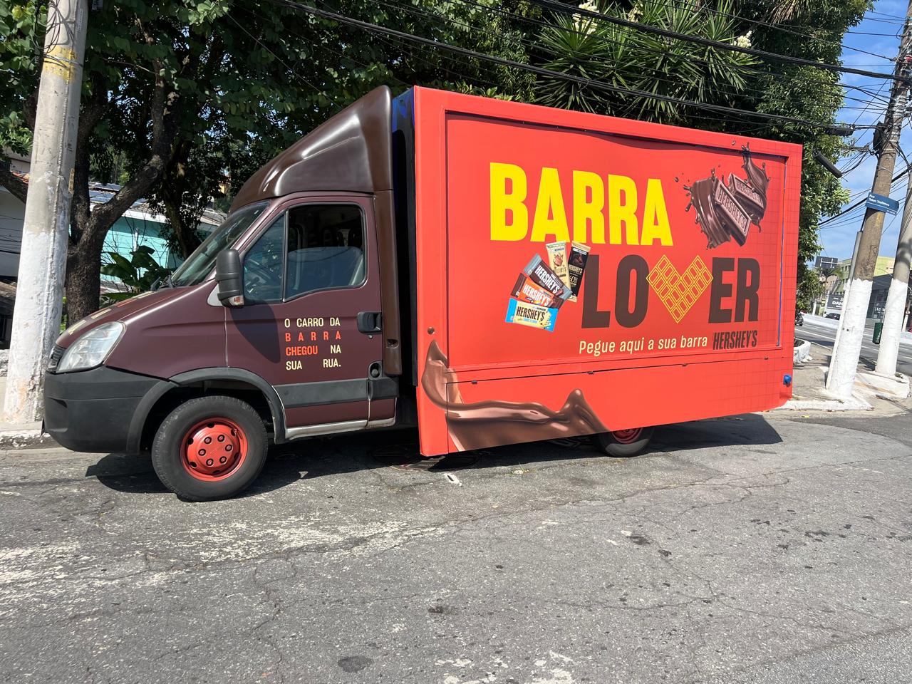 Caminh&atilde;o de chocolate cor laranja