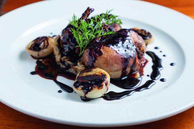 Claude Troisgros volta ao passado e resgata receitas como a codorna fhc