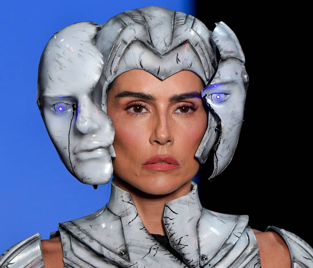 SPFW: Deborah Secco brilha em desfile futurista