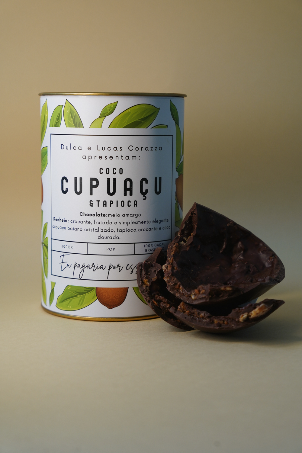 Caixa de ovo com peda&ccedil;o de chocolate ao lado