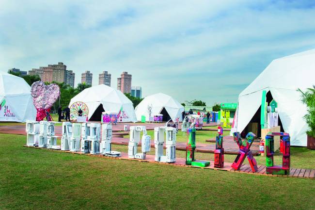 Na segunda edição, Bienal do Lixo expõe casa construída com plástico