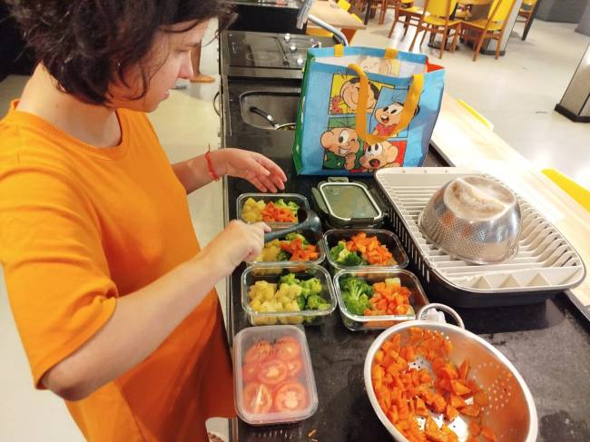 Juliana Bolshaw, 30, preparando suas marmitas (1) instituto-jng-moradia-autonoma