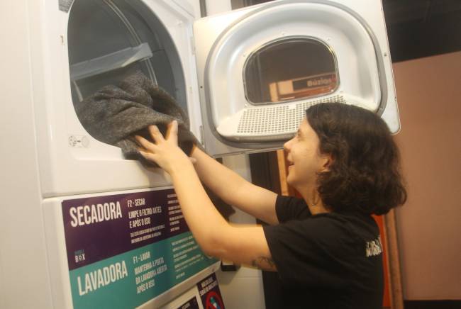 Juliana lavando roupa (1) instituto-jng-moradia-independente