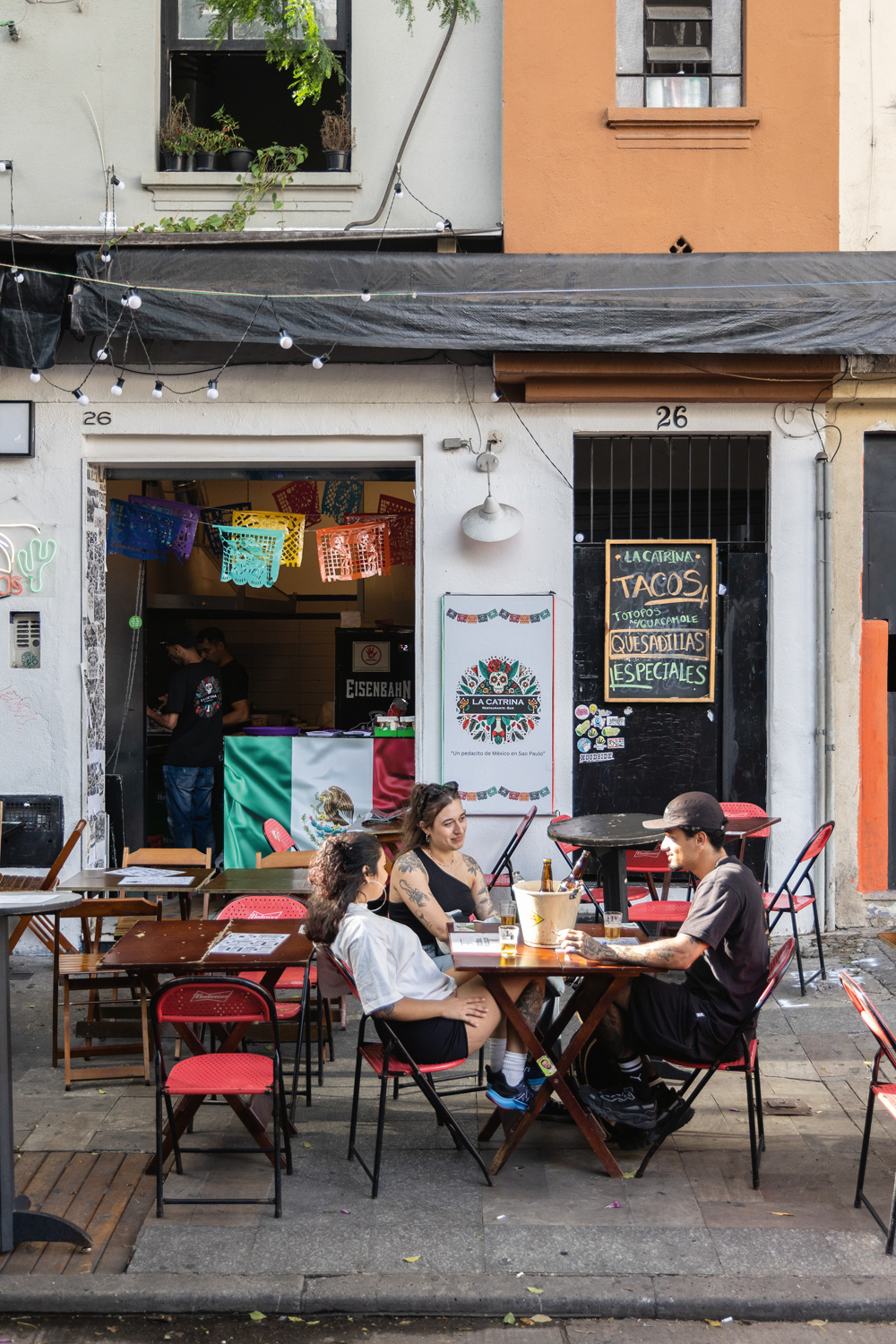 Porta com mesinhas na cal&ccedil;ada