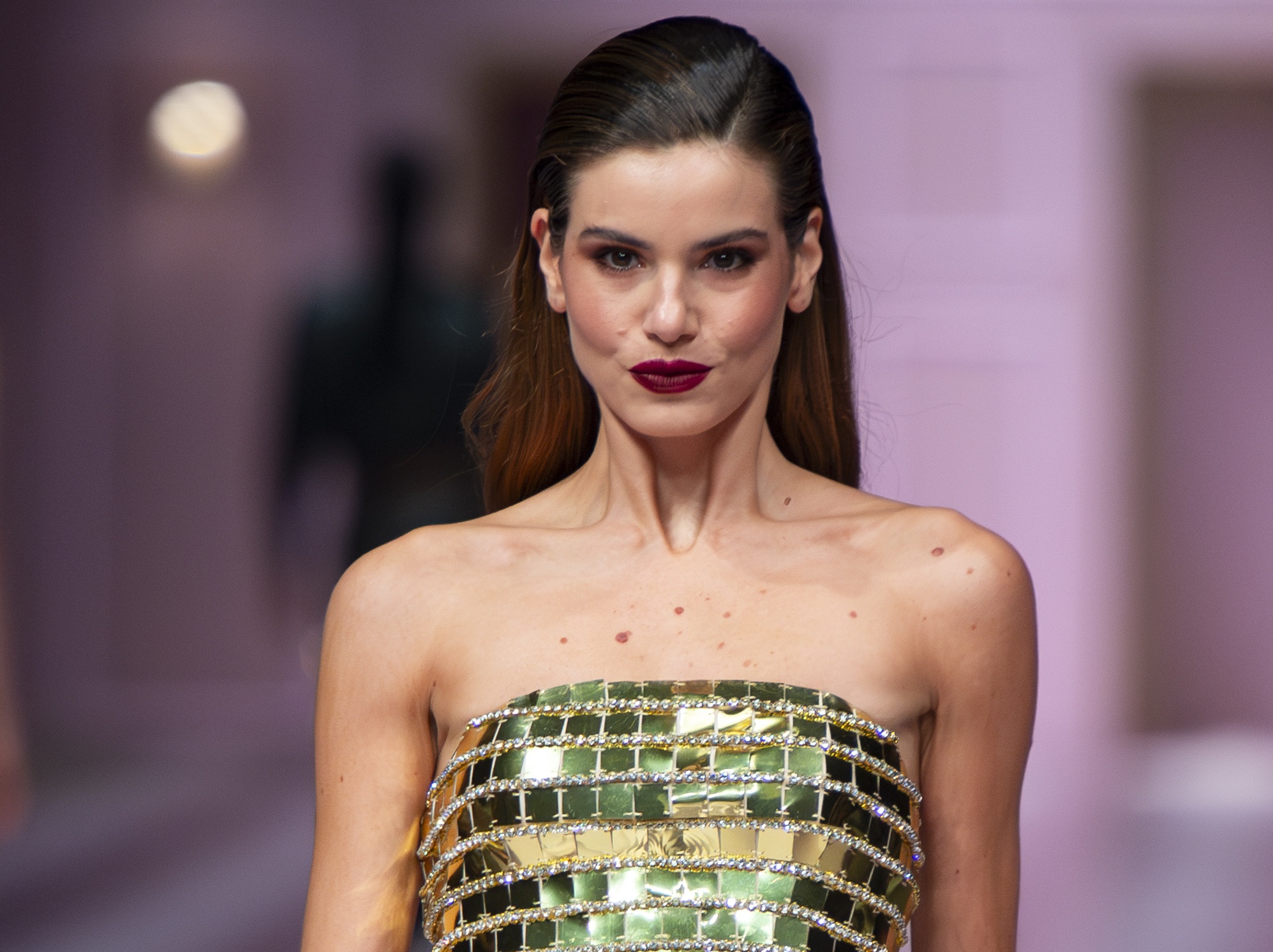 Camila Queiroz será destaque em desfile para 800 convidados