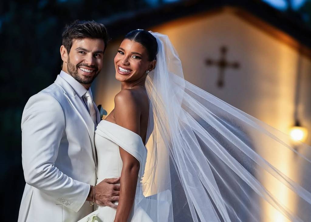 Jakelyne Oliveira e Mariano se casam em cerimônia ao ar livre em SP