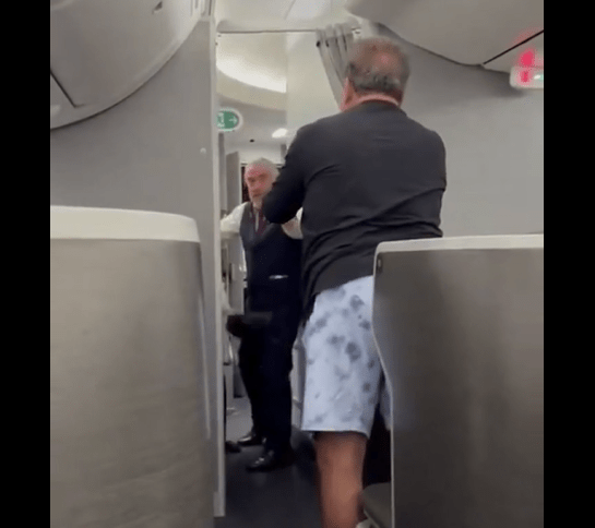 VÍDEO: dois passageiros são expulsos de voo que saía de SP a Nova York por confusão
