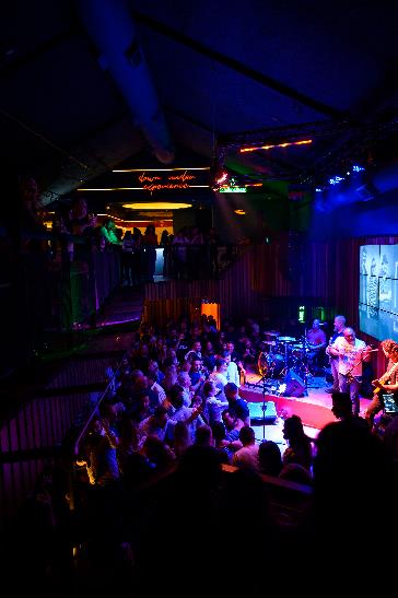 Kia Ora festeja 21 anos com sete bandas e dois palcos nesta quarta (23)