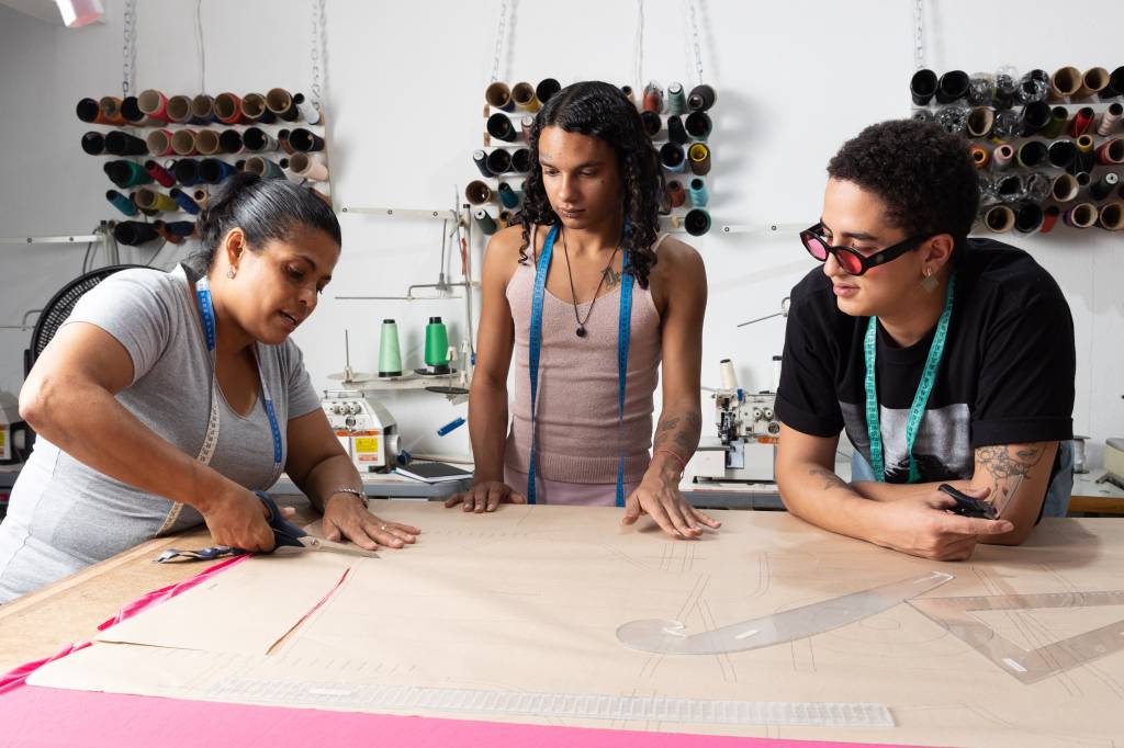 Coletivo realiza aulas de modelagem para pessoas trans