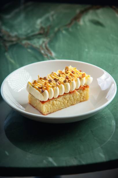 Caco: bolo chiffon de limão-siciliano, com cobertura de zabaione e pistache mais calda de limoncello Caco: bolo chiffon de limão-siciliano, com cobertura de zabaione e pistache mais calda de limoncello