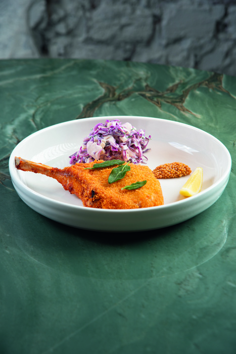 Caco: prime rib suíno com salada coleslawde repolho e maçã verde Caco: prime rib suíno com salada coleslawde repolho e maçã verde