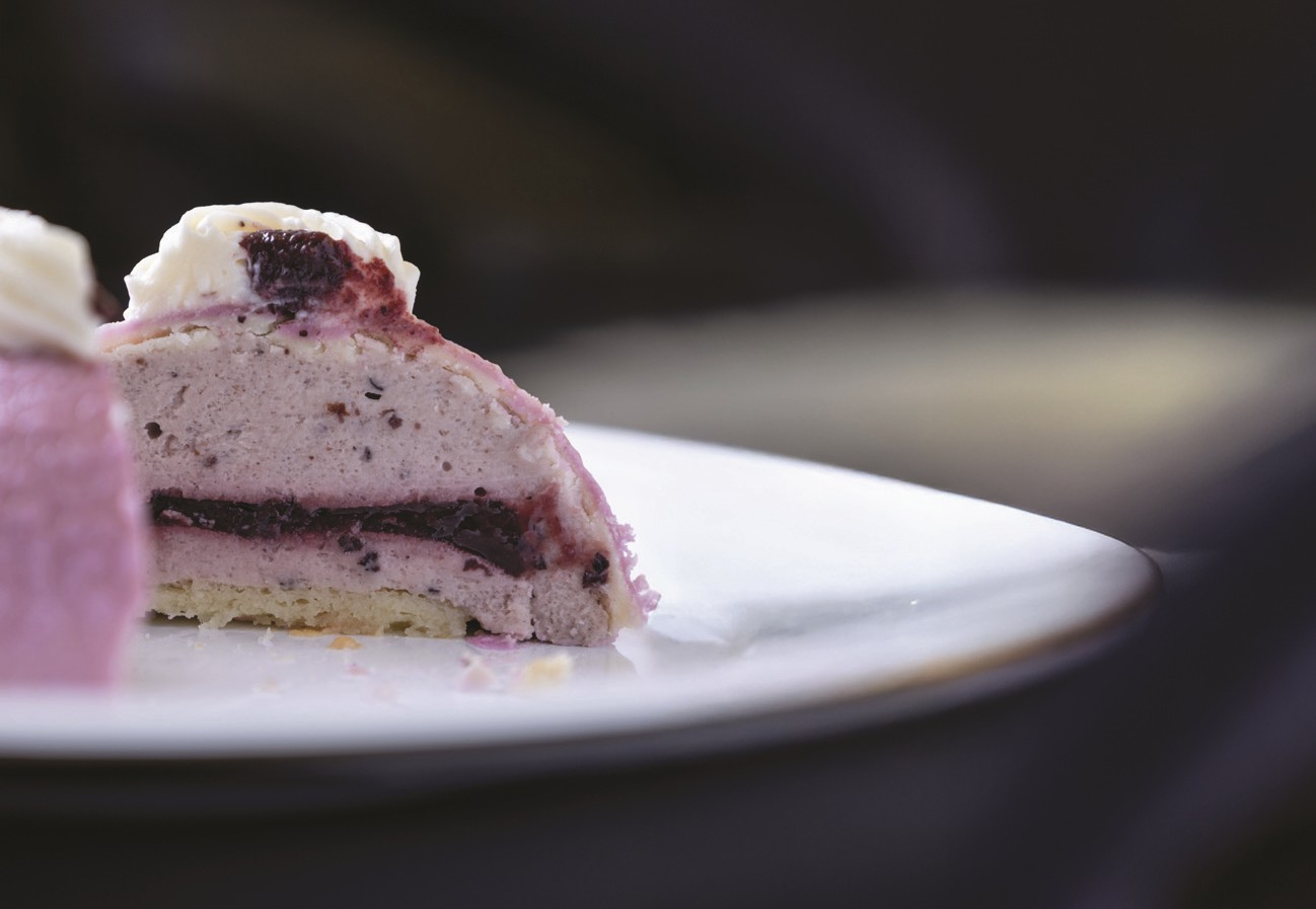 entremet de jabuticaba _ Matheus Rosa Confeitaria