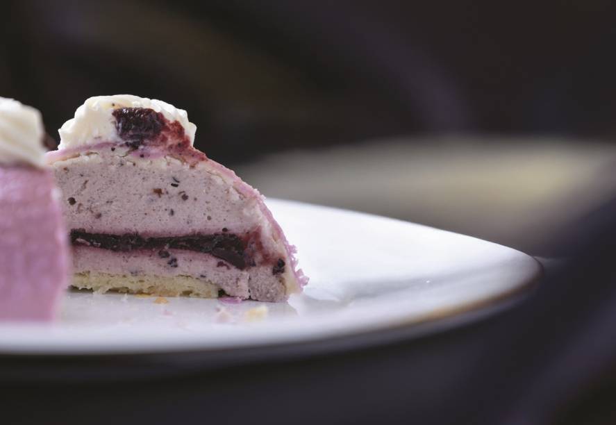Matheus Rosa Confeitaria Brasileira: entremet de jabuticaba