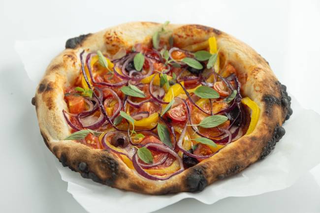 Rato Rosa é pizzaria vegetariana com ambiente informal na República