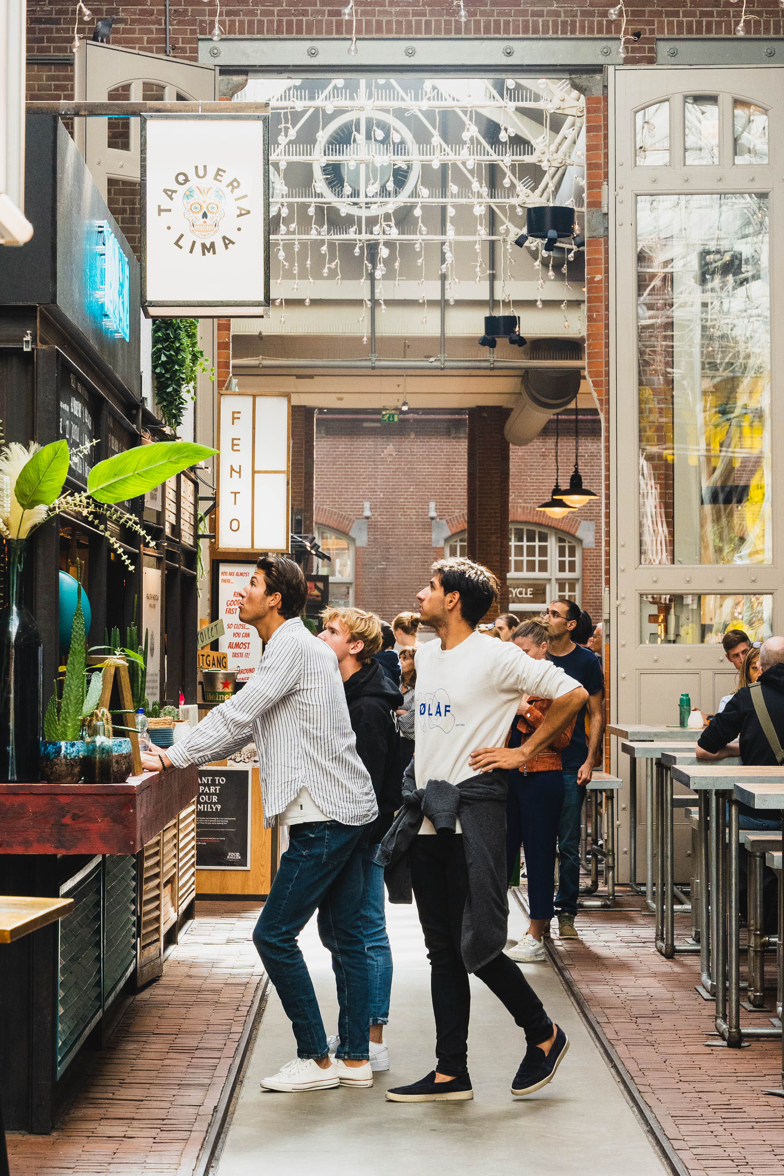 Dois homens na fila de uma taqueria