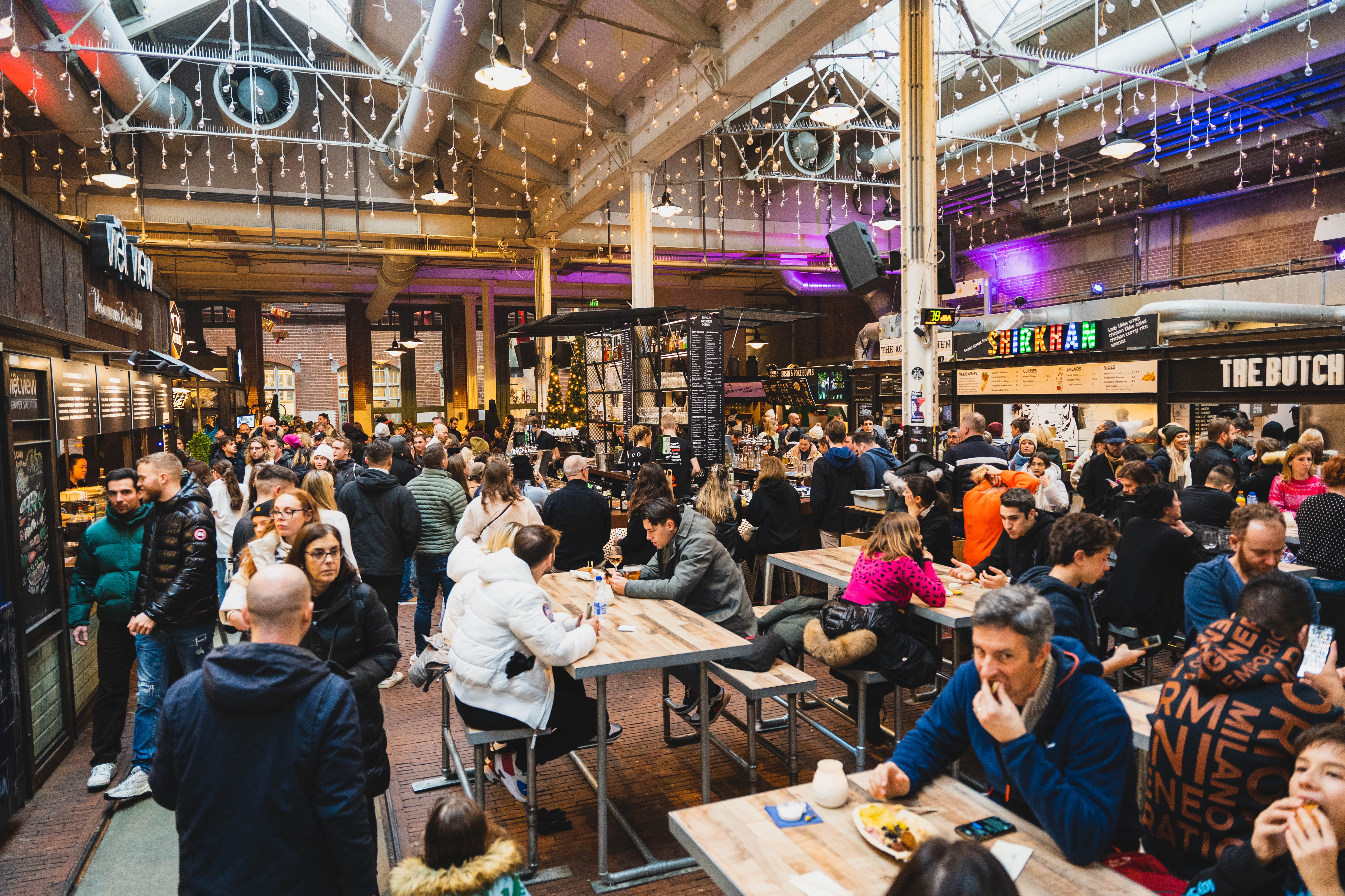 Sal&atilde;o lotado de refei&ccedil;&atilde;o