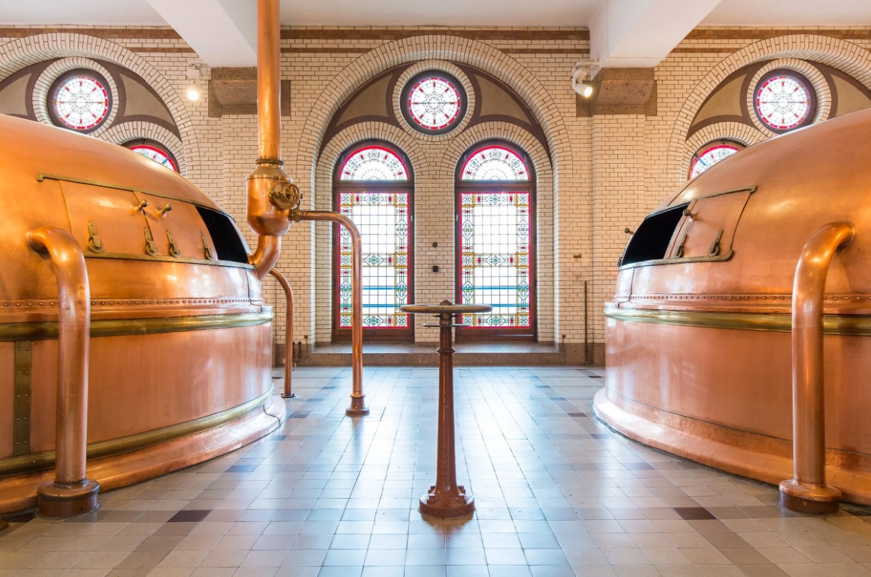 Foto de f&aacute;brica da Heineken com vitrais ao fundo