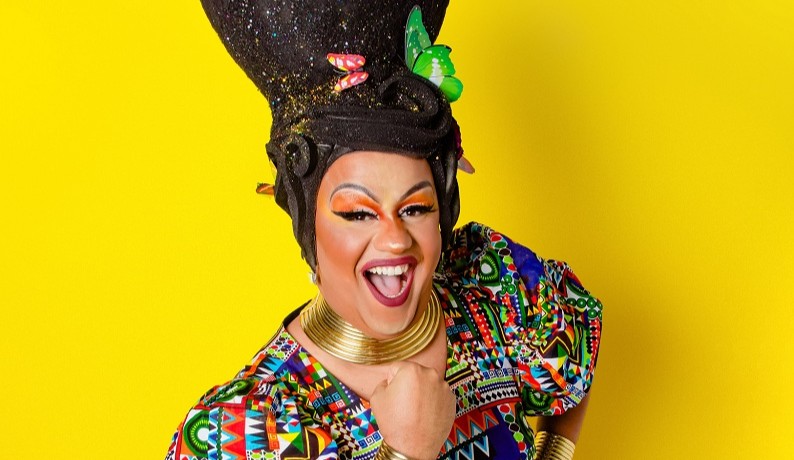 Drag queen Helena Black conta histórias nas bibliotecas de São Paulo